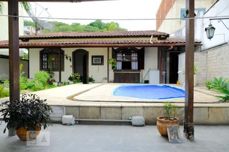 Casa à venda com 159m², 3 quartos e 4 vagasPiscina