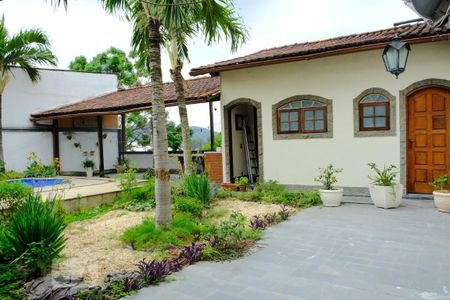 Casa à venda com 159m², 3 quartos e 4 vagasSuíte externa