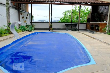 Casa à venda com 159m², 3 quartos e 4 vagasPiscina