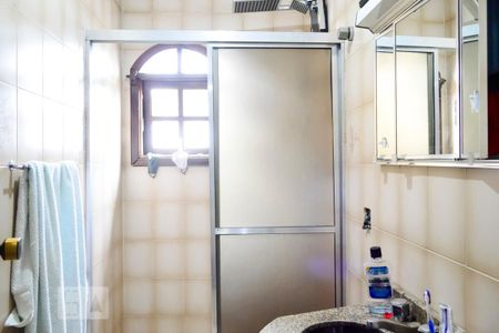 Casa à venda com 240m², 3 quartos e 4 vagasBanheiro com Box Vidro