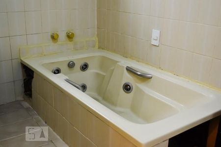 Casa à venda com 240m², 3 quartos e 4 vagasBanheiro Suite Hidromassagem