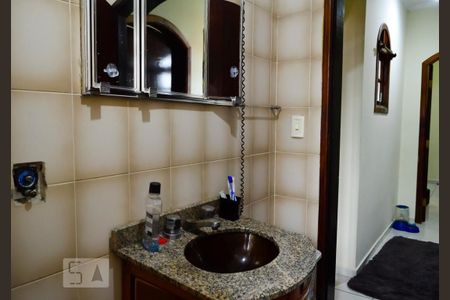 Casa à venda com 240m², 3 quartos e 4 vagasBanheiro Espelho e Gabinete