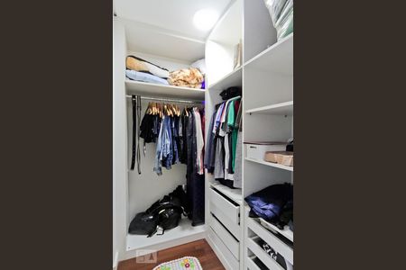 Casa à venda com 230m², 4 quartos e 3 vagas Casa à venda com 230m², 4 quartos e 3 vagasCloset da suíte 2