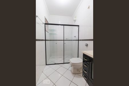 Casa para alugar com 180m², 2 quartos e 1 vaga Casa para alugar com 180m², 2 quartos e 1 vagaBanheiro da Suíte 1