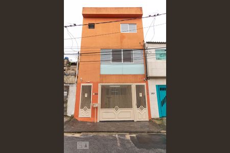 Casa para alugar com 180m², 2 quartos e 1 vaga Casa para alugar com 180m², 2 quartos e 1 vagaFachada