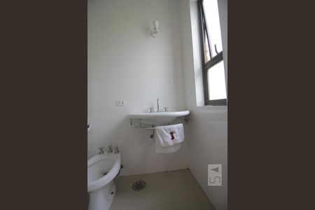 Casa à venda com 500m², 5 quartos e 7 vagasBanheiro da suíte 1