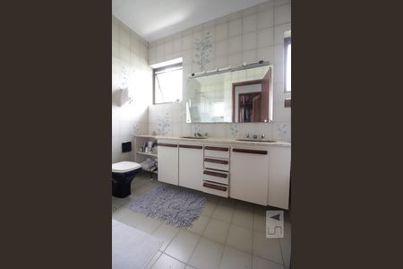 Casa à venda com 500m², 5 quartos e 7 vagasBanheiro da suíte 2