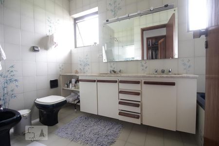 Casa à venda com 500m², 5 quartos e 7 vagasBanheiro da suíte 2