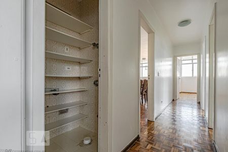 Corredor de apartamento para alugar com 3 quartos, 121m² em São Francisco, Curitiba