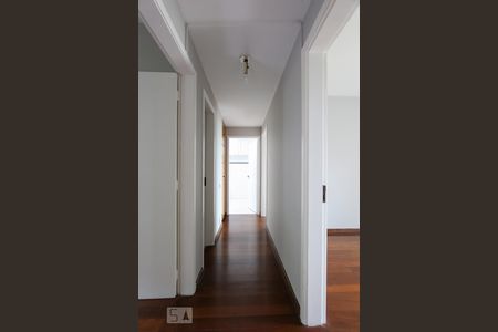Corredor de apartamento à venda com 4 quartos, 125m² em Vila Suzana, São Paulo
