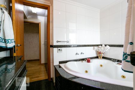 Apartamento à venda com 280m², 4 quartos e 4 vagas Apartamento à venda com 280m², 4 quartos e 4 vagasBanheiro da Suíte 1