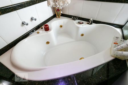 Apartamento à venda com 280m², 4 quartos e 4 vagas Apartamento à venda com 280m², 4 quartos e 4 vagasBanheiro da Suíte 1