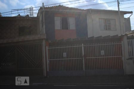 Casa à venda com 153m², 3 quartos e 2 vagas Casa à venda com 153m², 3 quartos e 2 vagasFachada