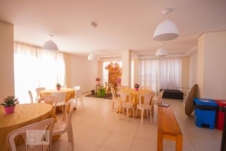 Apartamento à venda com 57m², 2 quartos e 1 vaga Apartamento à venda com 57m², 2 quartos e 1 vagaÁrea comum - Salão de festas