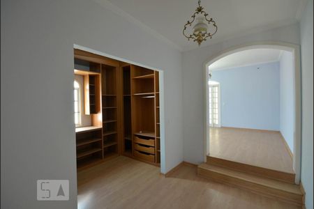 Casa para alugar com 556m², 6 quartos e 4 vagas Casa para alugar com 556m², 6 quartos e 4 vagasCloset Quarto 4