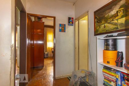 Casa à venda com 168m², 4 quartos e 2 vagas Casa à venda com 168m², 4 quartos e 2 vagasCorredor entre quartos