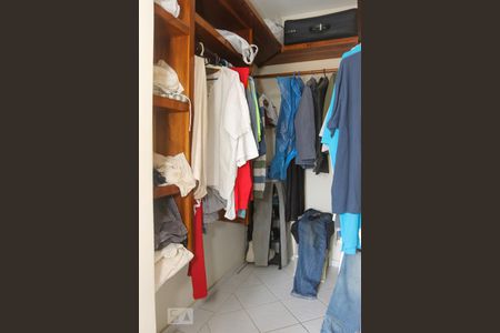 Apartamento à venda com 212m², 4 quartos e 3 vagasCloset da suíte 2