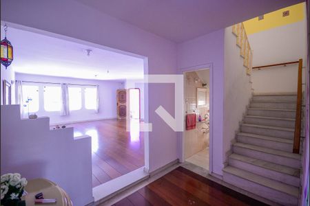 Circulação de casa para alugar com 3 quartos, 340m² em Vila Brasílio Machado, São Paulo