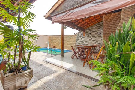 Casa à venda com 700m², 4 quartos e 8 vagas Casa à venda com 700m², 4 quartos e 8 vagasPiscina