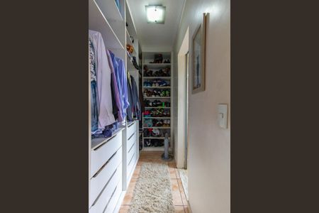 Casa à venda com 700m², 4 quartos e 8 vagas Casa à venda com 700m², 4 quartos e 8 vagasCloset Suíte 1