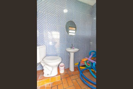 Casa à venda com 700m², 4 quartos e 8 vagas Casa à venda com 700m², 4 quartos e 8 vagasBanheiro da piscina