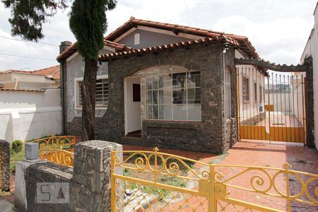 Casa à venda com 270m², 3 quartos e 2 vagas Casa à venda com 270m², 3 quartos e 2 vagasFachada