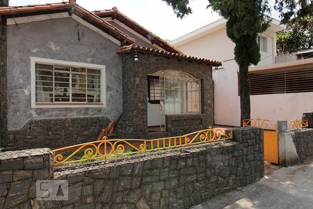 Casa à venda com 270m², 3 quartos e 2 vagas Casa à venda com 270m², 3 quartos e 2 vagasFachada