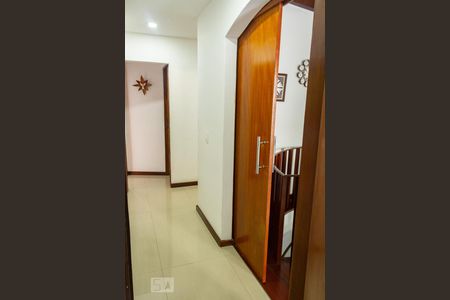 Casa à venda com 441m², 5 quartos e 4 vagascorredor para quartos e banheiros