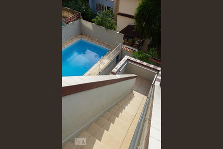 Casa à venda com 441m², 5 quartos e 4 vagasescada para parte inferior da casa pelos fundos