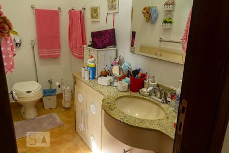 Casa à venda com 441m², 5 quartos e 4 vagasBanheiro da Suíte