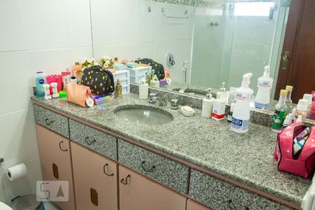 Casa à venda com 441m², 5 quartos e 4 vagasBanheiro da Suíte