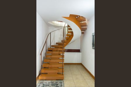 Casa à venda com 441m², 5 quartos e 4 vagasescada de acesso para os segundo andar