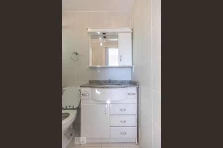 Banheiro da Suite de apartamento para alugar com 3 quartos, 68m² em Santo Antônio, Porto Alegre