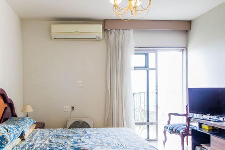 Casa à venda com 950m², 5 quartos e 4 vagas Casa à venda com 950m², 5 quartos e 4 vagasQuarto 2 - Suíte