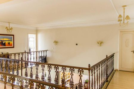 Casa à venda com 950m², 5 quartos e 4 vagas Casa à venda com 950m², 5 quartos e 4 vagasCorredor