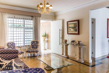 Casa à venda com 950m², 5 quartos e 4 vagas Casa à venda com 950m², 5 quartos e 4 vagasSala de Estar