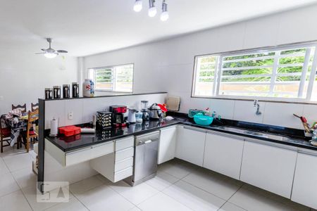 Casa à venda com 950m², 5 quartos e 4 vagas Casa à venda com 950m², 5 quartos e 4 vagasCozinha