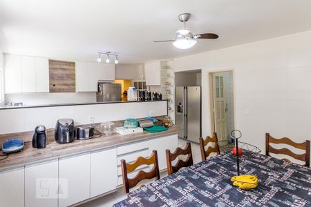 Casa à venda com 950m², 5 quartos e 4 vagas Casa à venda com 950m², 5 quartos e 4 vagasCozinha - Armários