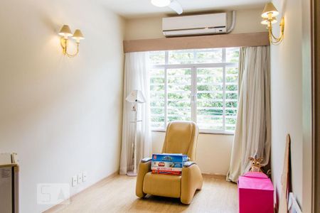 Casa à venda com 950m², 5 quartos e 4 vagas Casa à venda com 950m², 5 quartos e 4 vagasQuarto 4 - Suíte