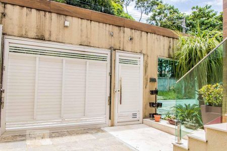 Casa à venda com 950m², 5 quartos e 4 vagas Casa à venda com 950m², 5 quartos e 4 vagasFachada