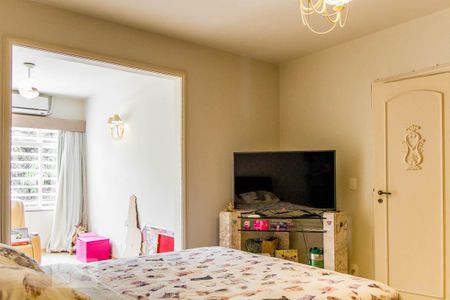 Casa à venda com 950m², 5 quartos e 4 vagas Casa à venda com 950m², 5 quartos e 4 vagasQuarto 4 - Suíte