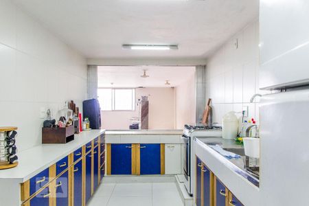 Casa à venda com 950m², 5 quartos e 4 vagas Casa à venda com 950m², 5 quartos e 4 vagasCozinha salão de festas