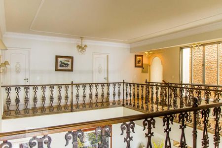 Casa à venda com 950m², 5 quartos e 4 vagas Casa à venda com 950m², 5 quartos e 4 vagasCorredor