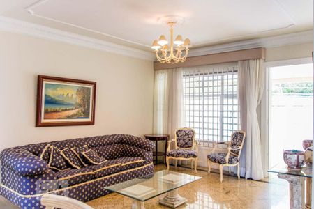 Casa à venda com 950m², 5 quartos e 4 vagas Casa à venda com 950m², 5 quartos e 4 vagasSala de Estar