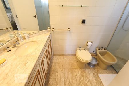 Apartamento à venda com 118m², 3 quartos e 3 vagasBanheiro da suíte