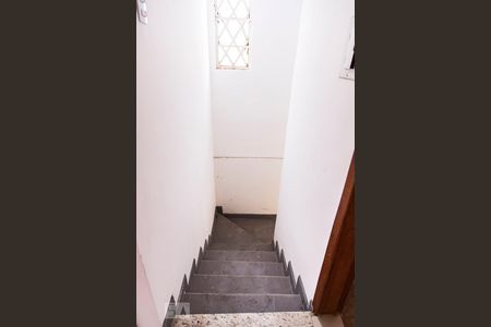 Apartamento para alugar com 60m², 2 quartos e sem vagaEscada