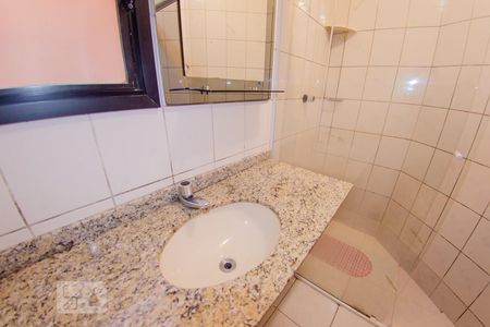 Banheiro de apartamento para alugar com 1 quarto, 65m² em Canasvieiras, Florianópolis