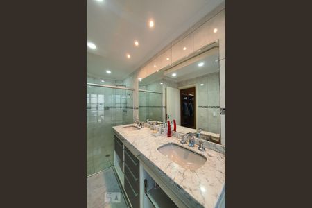 Apartamento à venda com 300m², 4 quartos e 4 vagasBanheiro da suíte 4