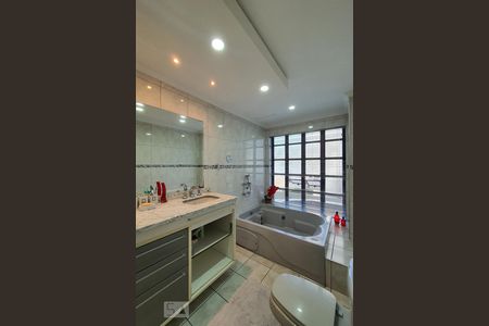 Apartamento à venda com 300m², 4 quartos e 4 vagasBanheiro da suíte 4