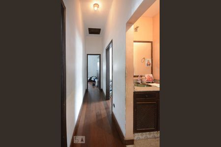 Casa à venda com 180m², 4 quartos e 5 vagasCorredor